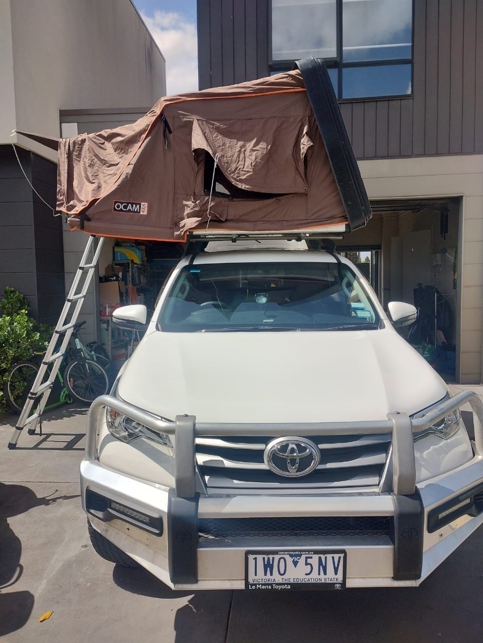 Leopardo — front and tent setup
