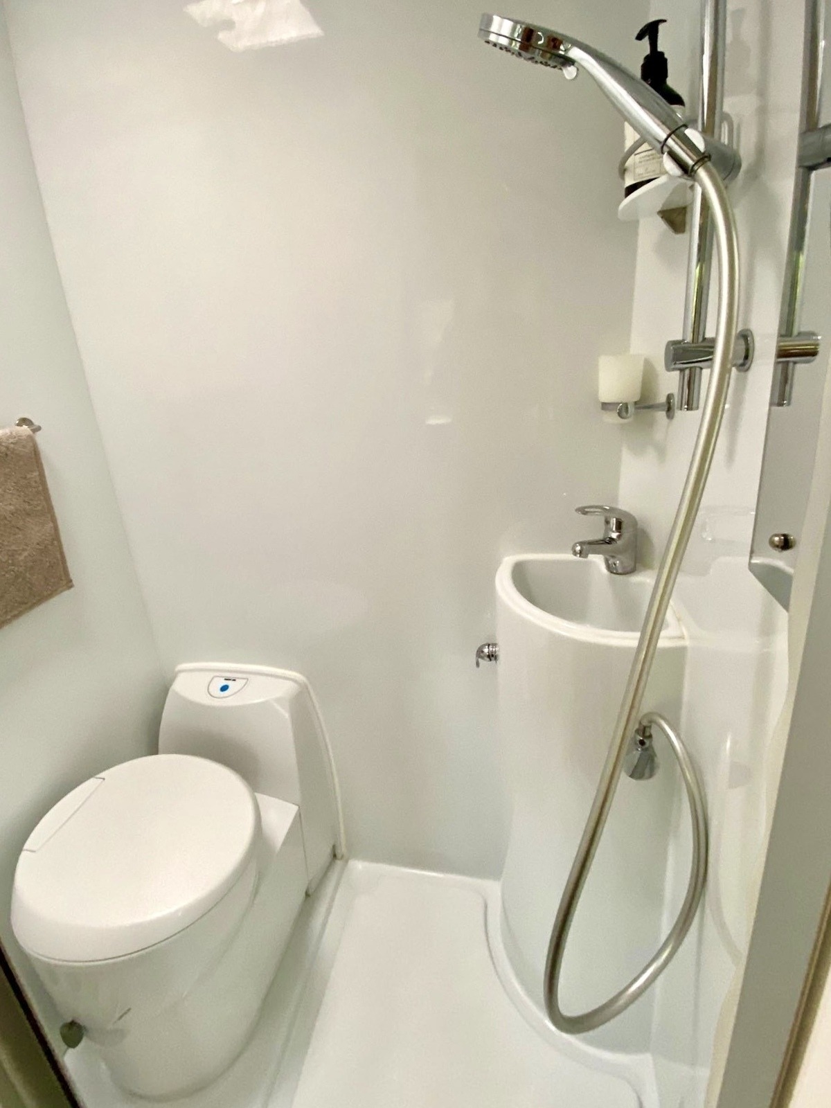 Tortuga — private bathroom